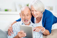 Älteres Ehepaar schauen auf ein tablet