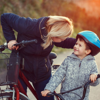 Mutter und Kind beim Radfahren