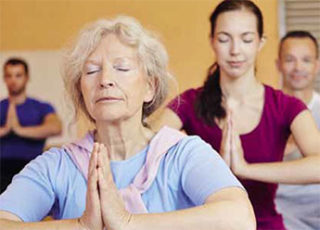 Menschen die Yoga zusammen machen