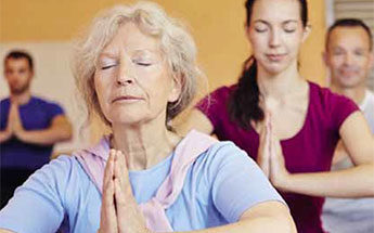 Menschen die Yoga zusammen machen, Geist und Seele, Trockengymnastik