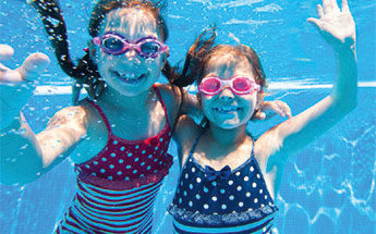 2 Mädchen unter Wasser mit Schwimmbrille