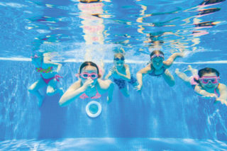 Kinder haben Spaß im Bewegungsbad vom Rheuma-Liga-Berlin Gesundheitszentrum Generationenbad.